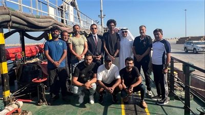 بعد استقرار الأحوال الجوية.. ممثل من الخارجية يزور البحارة المصريين بدبي