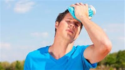 مع استمرار ارتفاع درجات الحرارة.. نصائح لتفادي الإصابة بضربات الشمس
