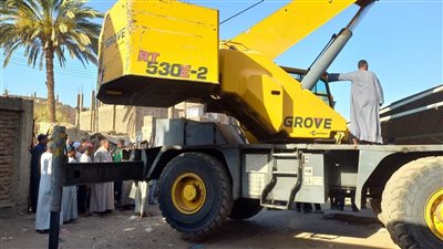 تفاصيل أزمة انهيار سقف حديدي بموقف الكبوت في قوص بقنا|صور