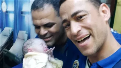 وسط فرحة الركاب.. طاقم الإسعاف يجري عملية ولادة لسيدة في محطة قطار كفر الشيخ