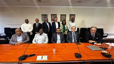 لتعزيز الرقابة الصحية .. رئيس هيئة سلامة الغذاء يلتقي مسؤولين بجنوب أفريقيا