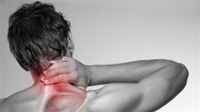 الشد العضلي في الرقبة والكتف: الأسباب والعلاج المنزلي وطرق الوقاية