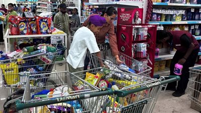 أرفف فارغة.. الهنود والباكستانيون يخزون الطعام استعدادا للحرب