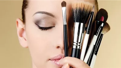 حكم الوضوء بالمكياج.. متى يجب إزالته؟ ومتى يصح الوضوء به؟