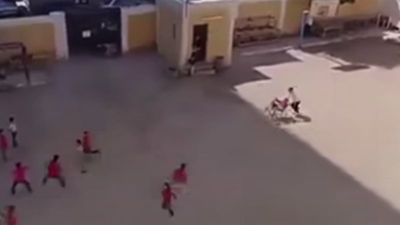 المعلم أثناء اللعب