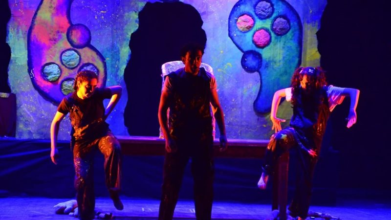  العرض المسرحي الطائر