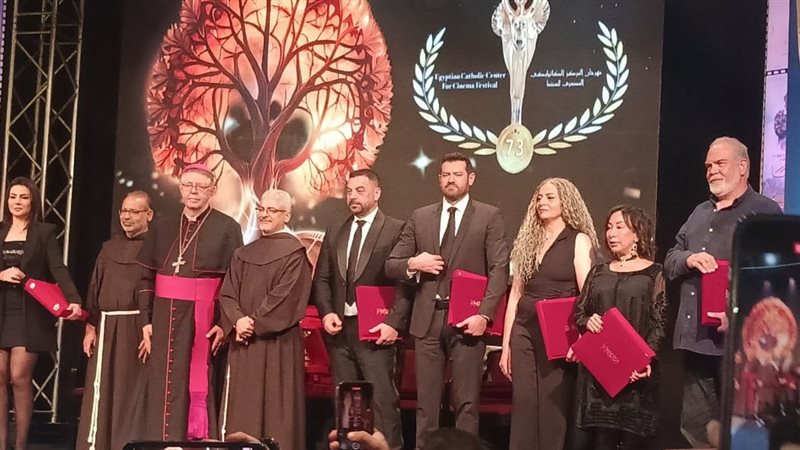 تكريم أعضاء لجنة