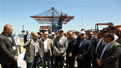 رئيس الوزراء يتفقد محطة دحرجة السيارات (RORO) التابعة لشركة (SCAT)