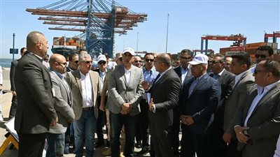رئيس الوزراء يزور شركة قناة السويس للحاويات بميناء شرق بورسعيد