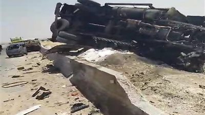 مصرع شخص وإصابة 3 آخرين في حادث تصادم بين سيارتين بمطروح (صور)