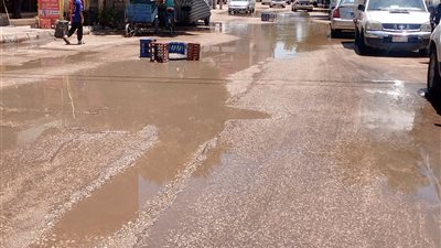 غرق الشوارع الجانبية بمحيط مستشفى قنا العام بسبب كسر مفاجئ في خط المياه|صور