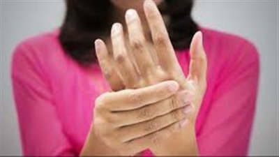 تنميل اليدين أثناء النوم.. الأسباب المحتملة ومتى يجب القلق؟