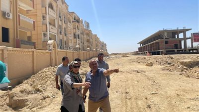 رئيس جهاز مدينة الشيخ زايد تتابع أعمال تطوير ورفع كفاءة الطرق يالشيخ زايد 