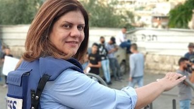 مراسلة الجزيرة تنهار بالبكاء على روح شيرين أبو عاقلة في لحظة تحرير الأسرى