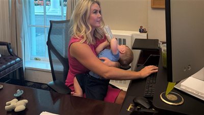 المتحدثة باسم البيت الأبيض : قصة أم خارقة تجمع بين السياسة والأمومة