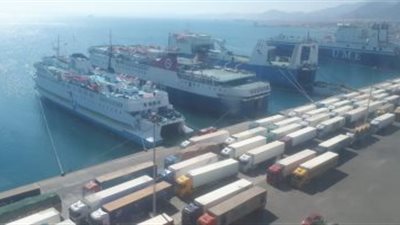 انتظام الملاحة.. تداول 880 شاحنة بضائع عامة ومتنوعة بموانئ البحر الأحمر