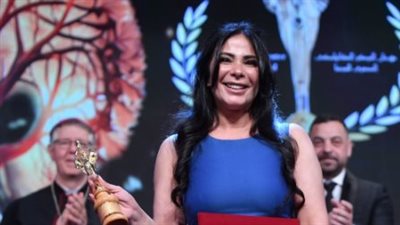 منى زكي بعد تكريمها فى المهرجان الكاثوليكي: 