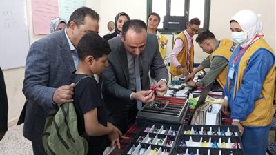 وكيل صحة الشرقية يتابع علاج الحالات الإيجابية بمدرسة الشعب ببلبيس