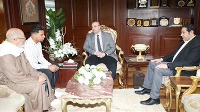 محافظ بني سويف يكرم شابا أنقذ مواطنا من الغرق: نموذج بطولي وإيجابي 