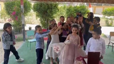لبست العيال عريس وعروسة.. مدرسة بكفر الشيخ تقيم حفل زفاف لطفلين