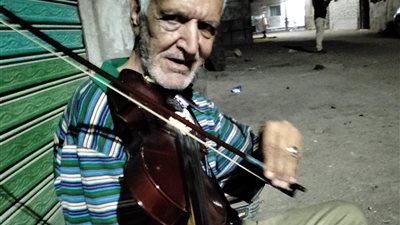 بيتهوفن بنى سويف.. قصة مسن يجوب شوارع المحافظة بالكمنجة لإسعاد المواطنين