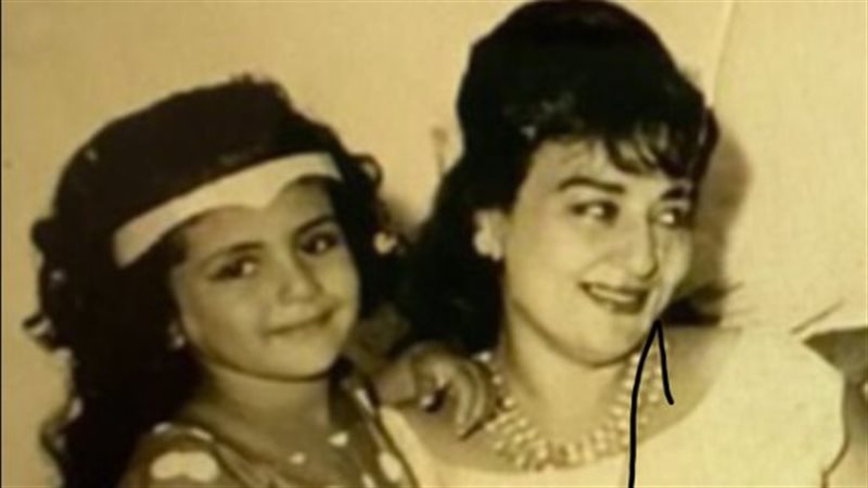 هالة صدقي ووالدتها
