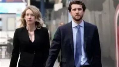 قصة حب إليزابيث هولمز وبيلي إيفانز تعود للواجهة وسط جدل يثير الشبهات