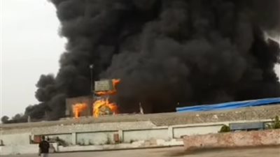 قوات الحماية المدنية تسيطر على حريق ضخم في مخزن خردة بالشرقية
