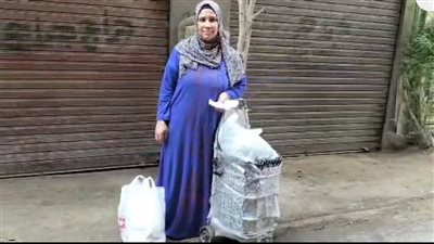 أم رياض تسير يوميًا بشوارع عاصمة المنوفية لتوصيل الخضار للزبائن | خاص