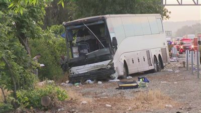 حادث حافلة سياحية يُودي بحياة شخص ويصيب 32 آخرين في لوس أنجلوس