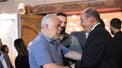 «إدوارد» أول الحاضرين في عزاء زوجة مصطفى شردي بمسجد الشرطة