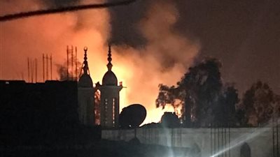 النار أسرع من المطافي.. اندلاع حريق هائل في عدد من المنازل بالغربية