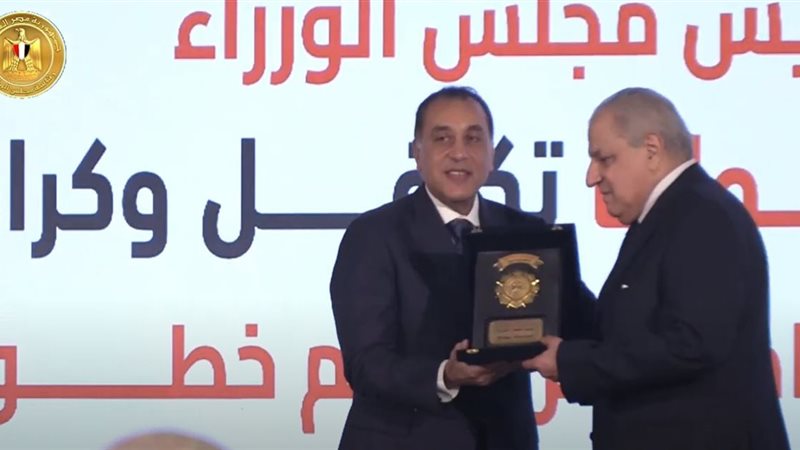 رئيس الوزراء يكرم
