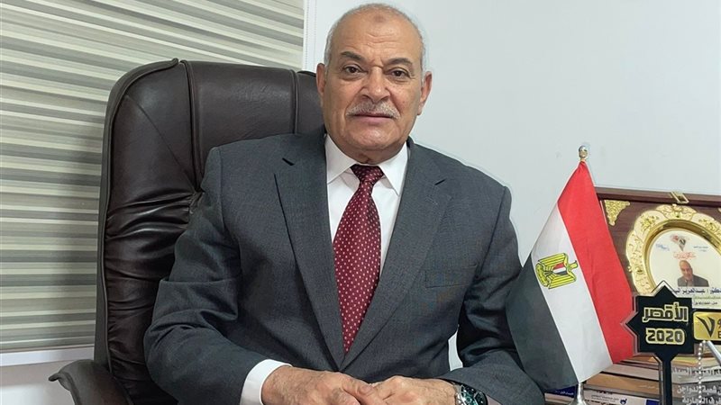 الدكتور عبدالعزيز