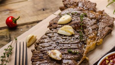 الستيك بالثوم المشوي.. وجبة غداء فاخرة بمكونات بسيطة
