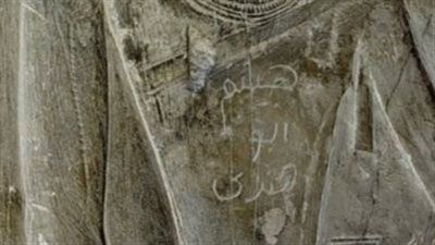 تشويه مقبرة أثرية في سقارة .. بتوقيع «هيثم أبو هندي» | صور 