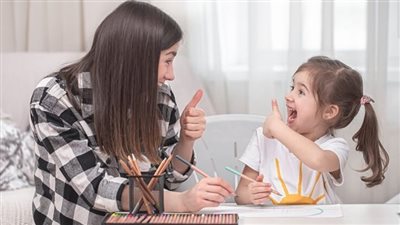 دليلك الكامل للتعامل مع طفلكِ فترة الامتحانات؟.. نصائح يقدمها طبيب نفسي |خاص