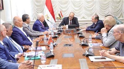 وزير العمل يناقش أوضاع العاملين في المدارس الخاصة ويؤكد التنسيق مع التعليم