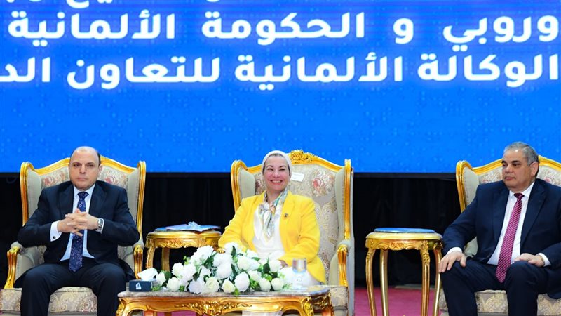 وزيرة البيئة خلال