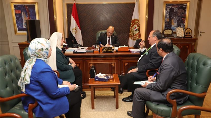 وزير العمل مع وفد