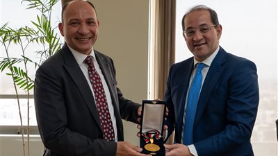 وزير المالية يُكرِّم نائب رئيس مصلحة الضرائب بمناسبة بلوغه سن التقاعد