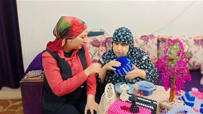 النور مكانه في القلوب.. أحلام كفيفة وتبدع في تنسيق ألوان الخرز بالإسماعيلية