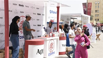   إقبال طلابي كبير على معرض صنع في مصر بجامعة عين شمس