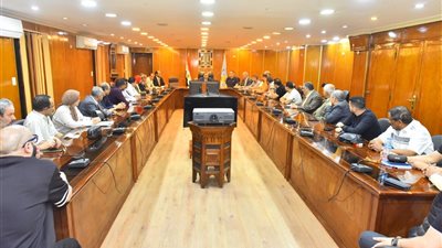 لتعزيز مستوى الخدمات.. محافظ أسيوط يلتقي عددا من أصحاب شركات السياحة  