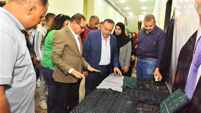 لإحياء الحرف التراثية..  محافظ أسيوط يتفقد تدريب 60 فتاة على صناعة 