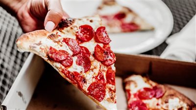 حادث غريب.. رجل يهدد سيدة بالسكين بسبب هذه العلبة !