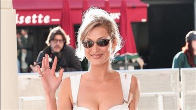 بالشعر الأشقر..عارضة الأزياء بيلا حديد بت 