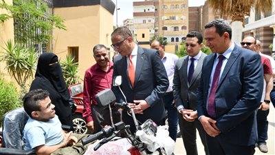 محافظ الفيوم يسلم 18 موتوسيكلاً مجهزاً طبياً لذوي الهمم والاحتياجات الخاصة