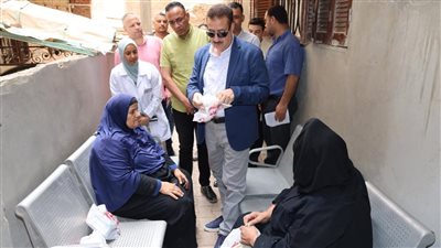 محافظ المنوفية يفاجئ عيادة الشهداء الشاملة للتأمين الصحي لمتابعة انتظام العمل