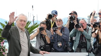 روبرت دي نيرو يتألق في جلسة تصوير قبل تكريمه بمهرجان كان السينمائي